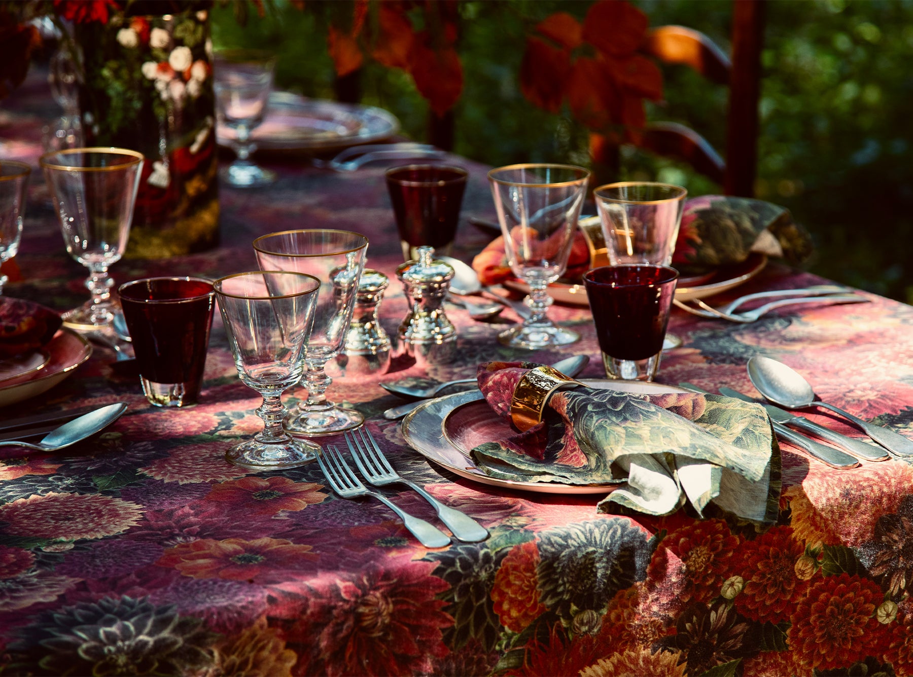Dahlia Linen Tablecloth in Red & Purple