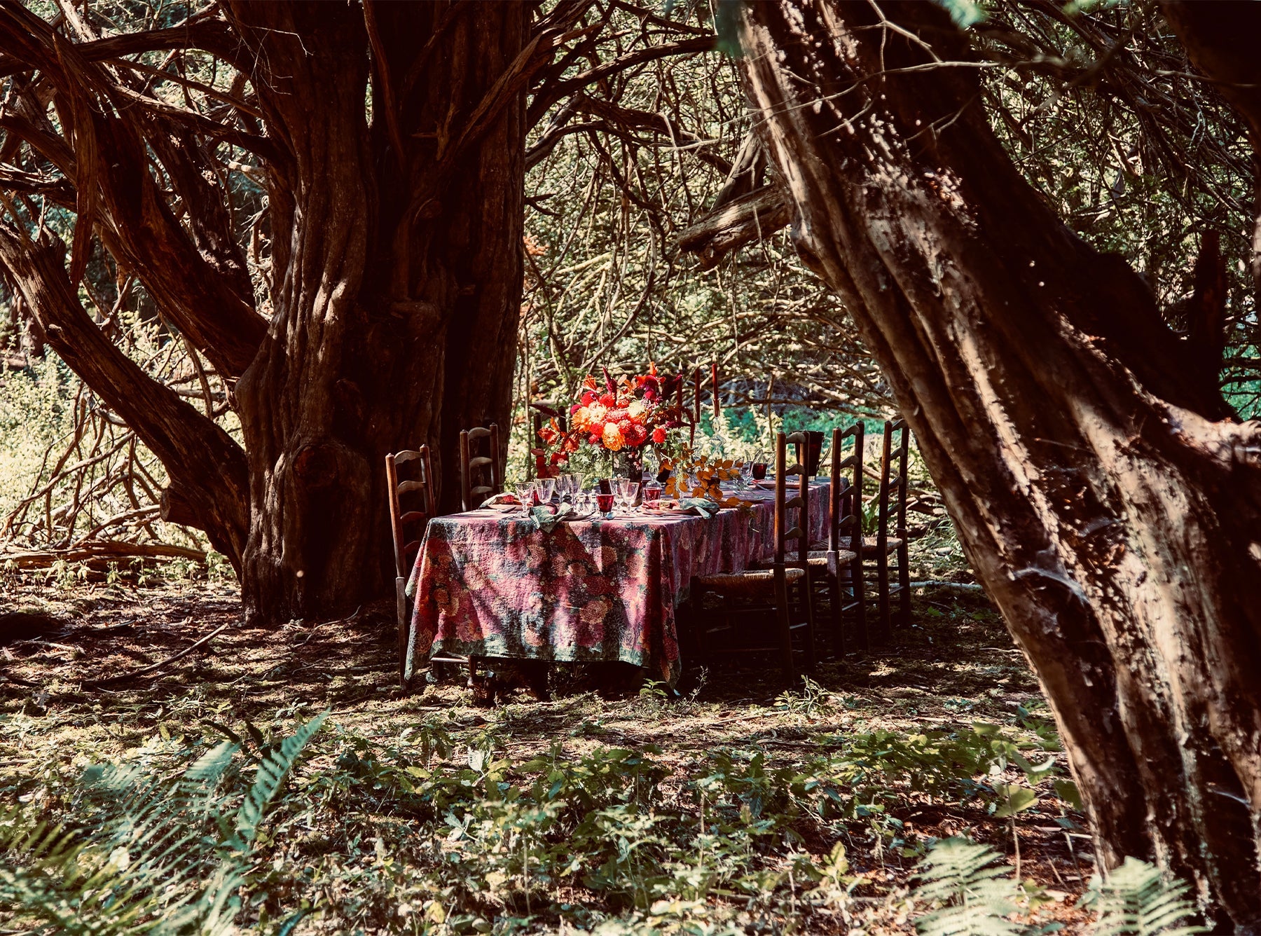 'Dahlia' Linen Tablecloth in Red & Purple