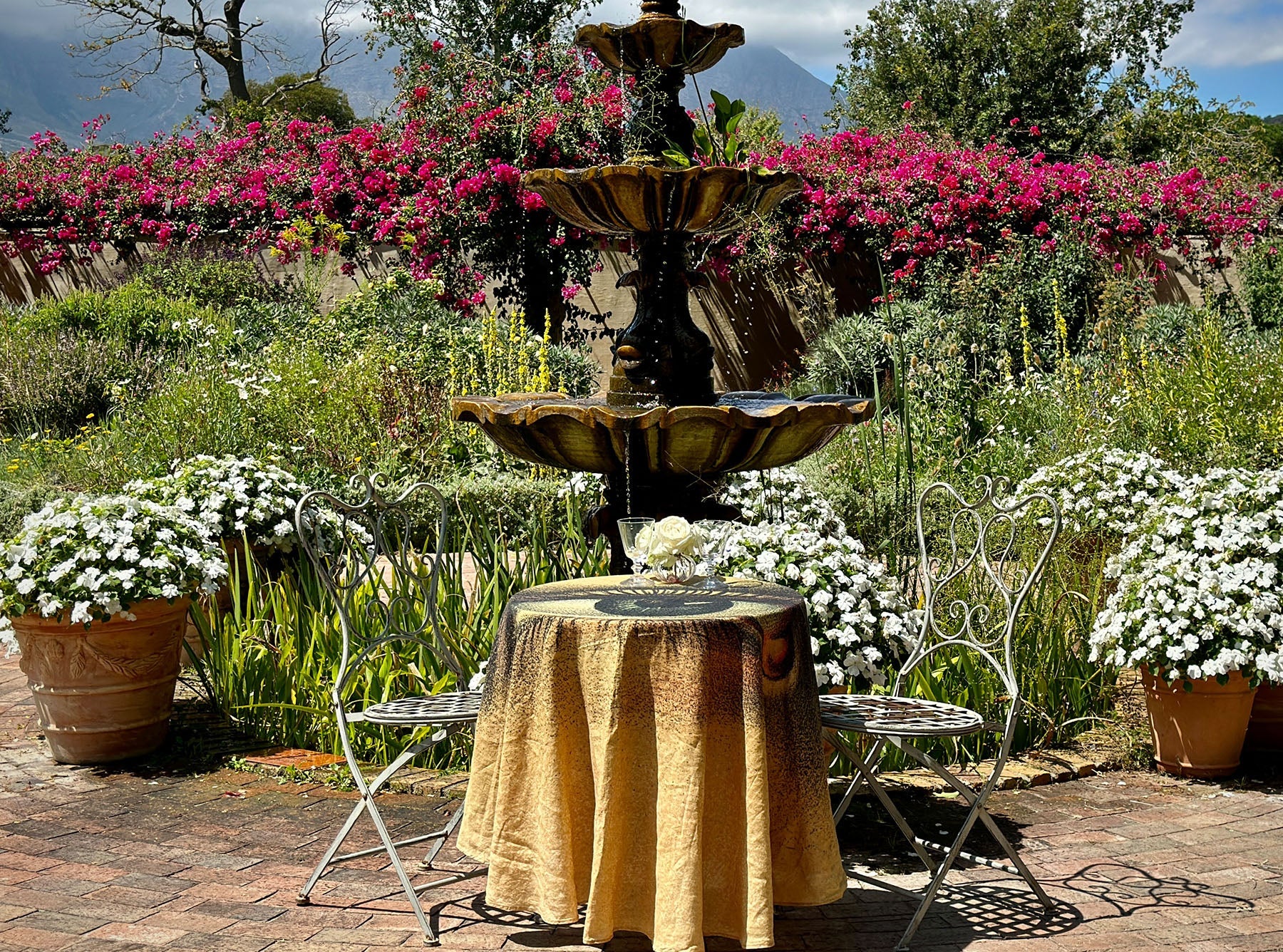 S&B x John Derian 'Eye' Round Occasional Linen Tablecloth, 165cm