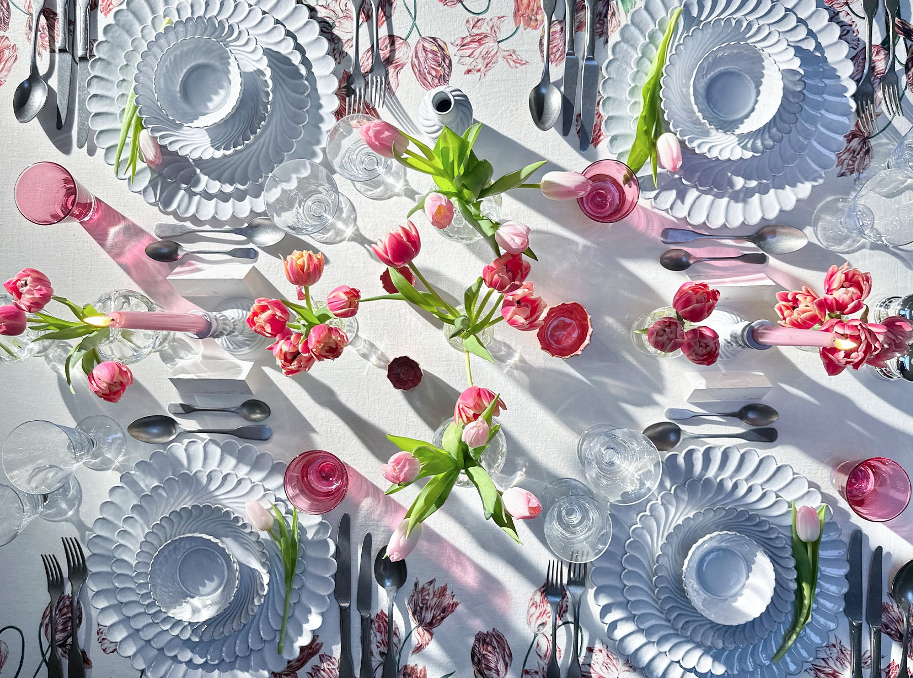 'Tulip' Linen Tablecloth in Red & Pink