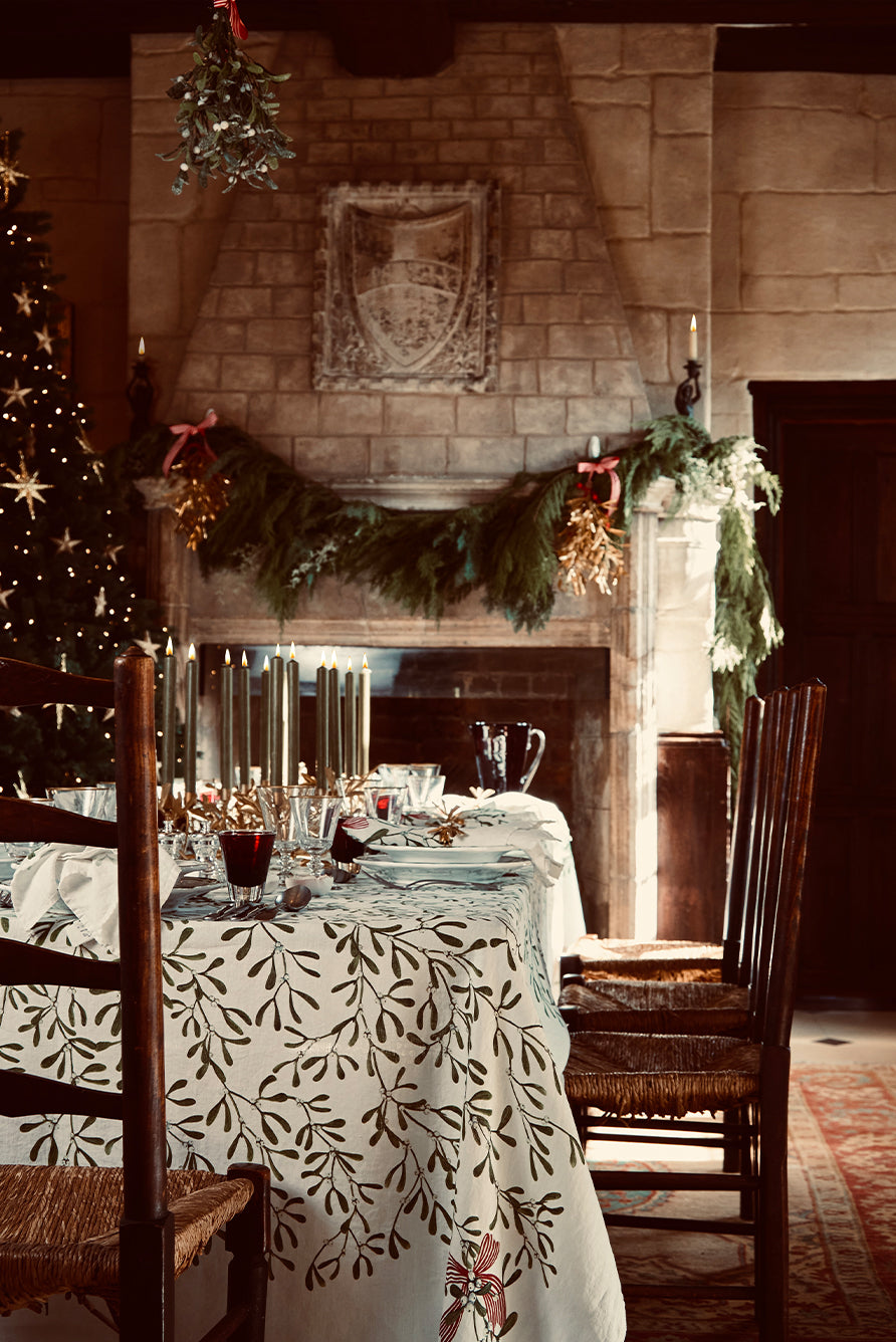 'Mistletoe Kiss' Linen Tablecloth