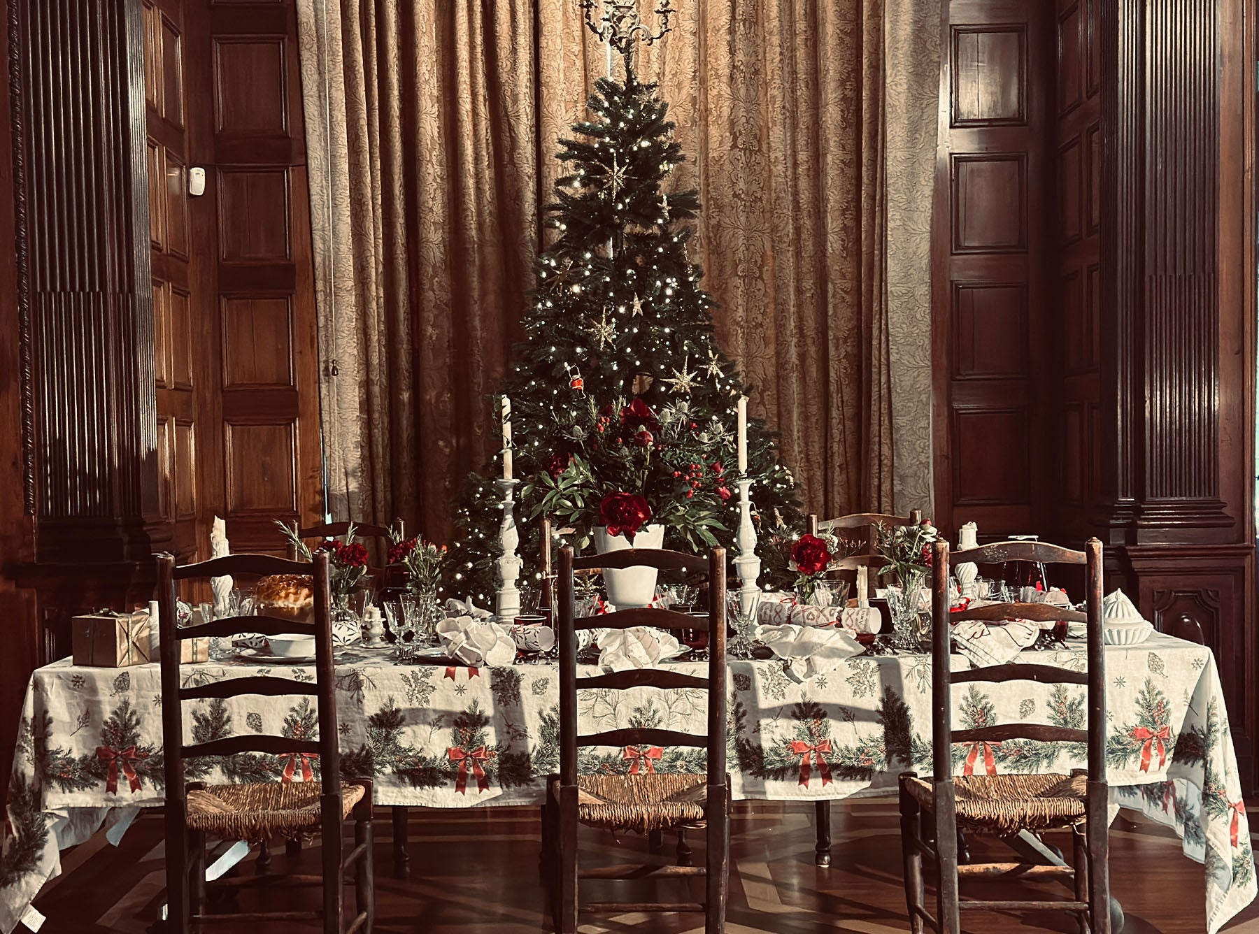 'Garland' Linen Tablecloth
