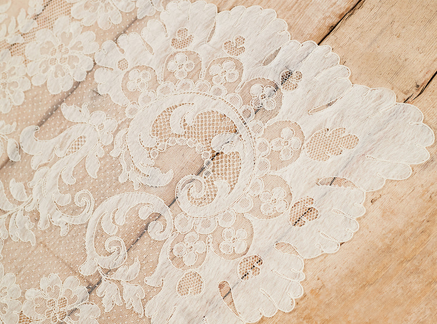 Lyon Lace Tablecloth in Ivory