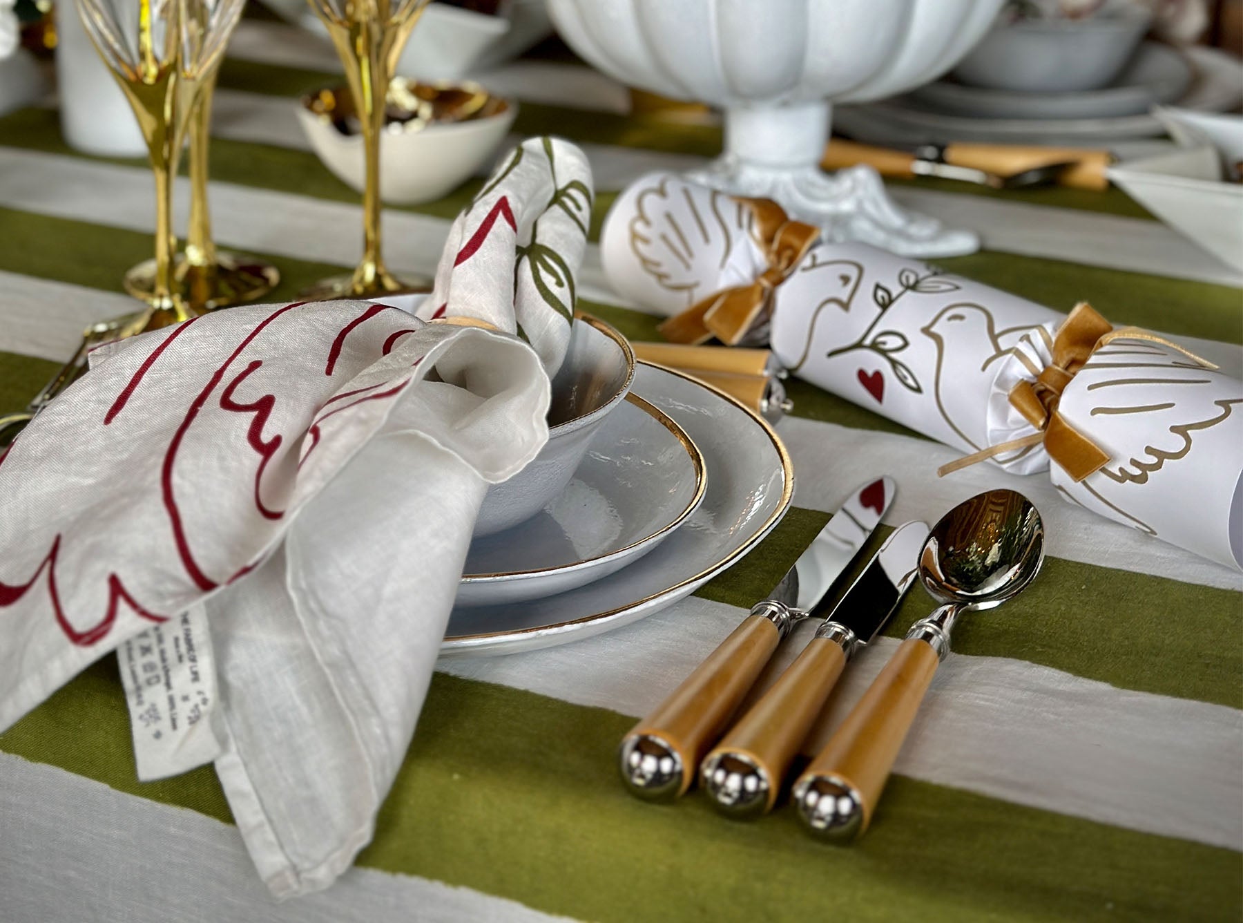 Christmas Crackers with 'Gold Doves' Print and Gold Velvet Bows, Box of 6 (UK ONLY)