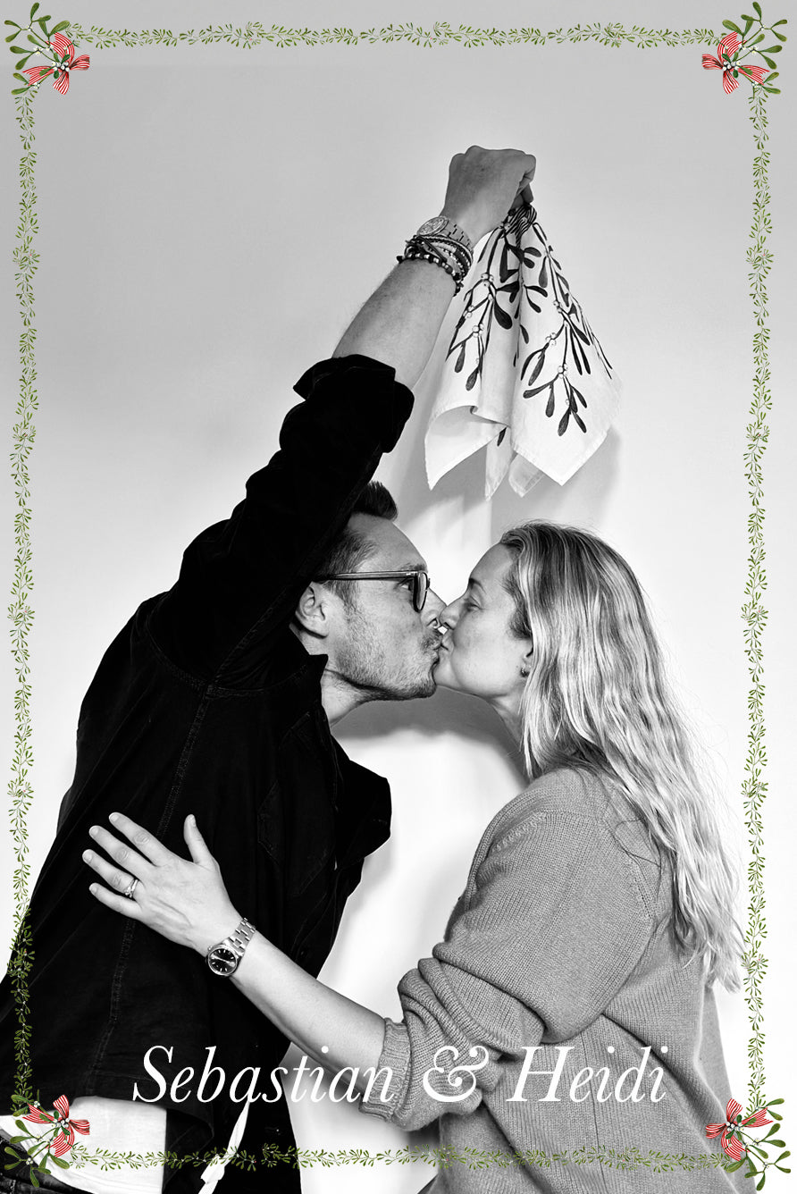 'Mistletoe Kiss' Linen Tablecloth