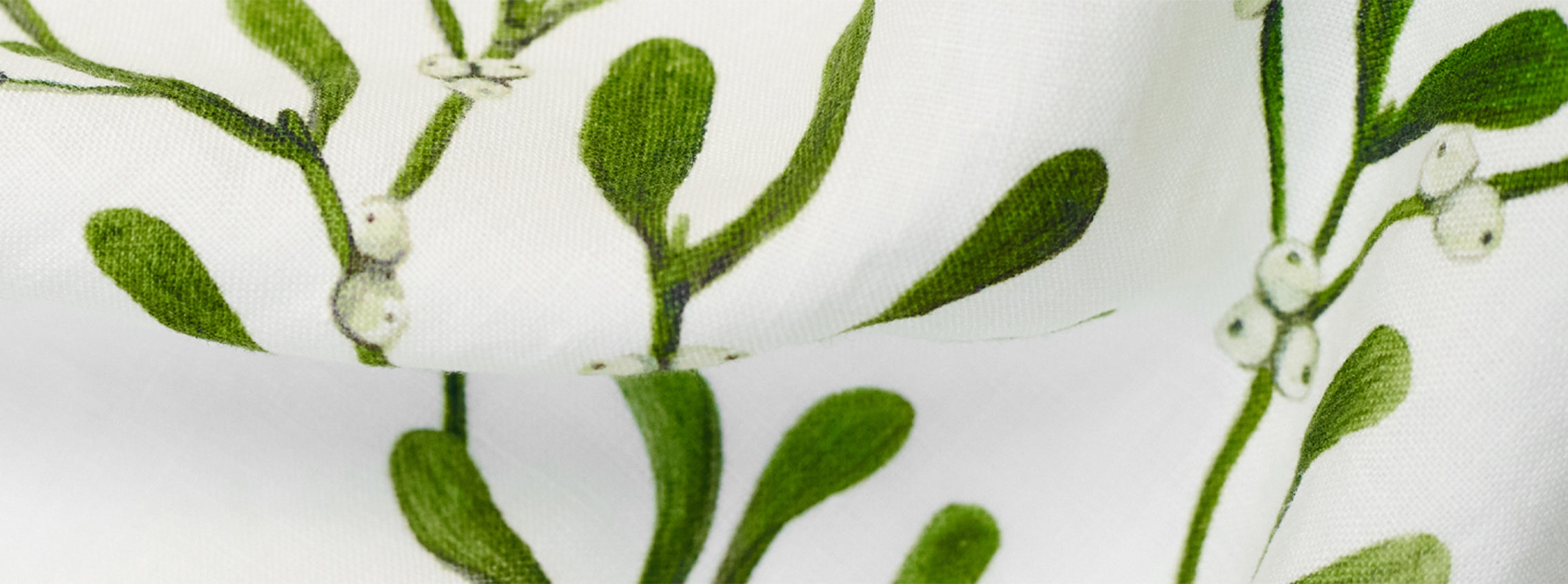 Mistletoe Kiss - A White Christmas Tablescape