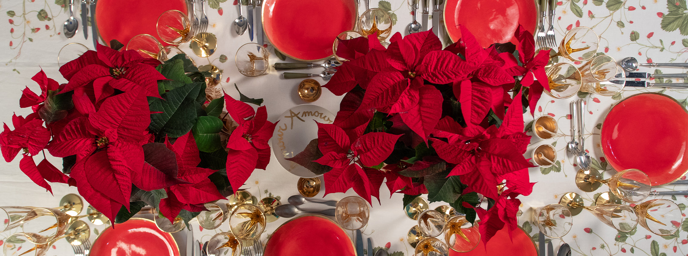 Festive ‘Fraises des Bois’ Christmas Table Setting