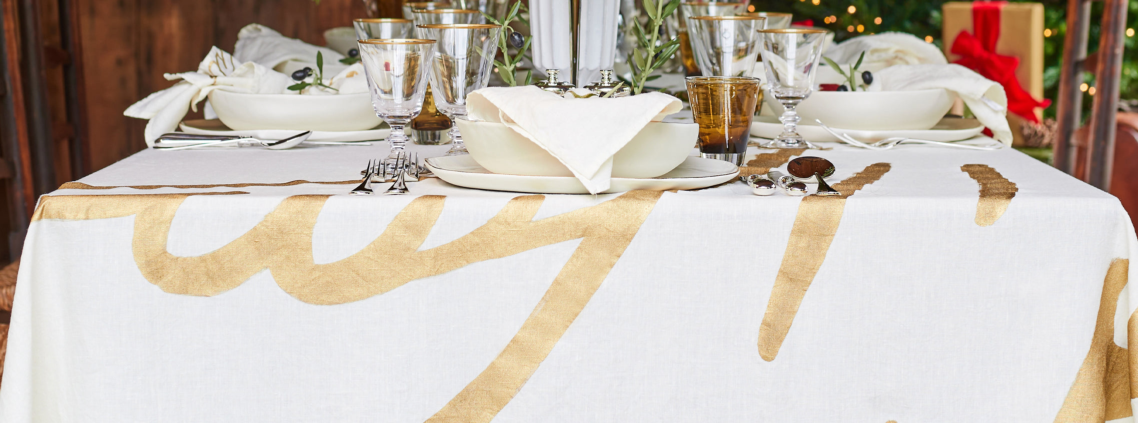 Gold 'Doves' Tablescape