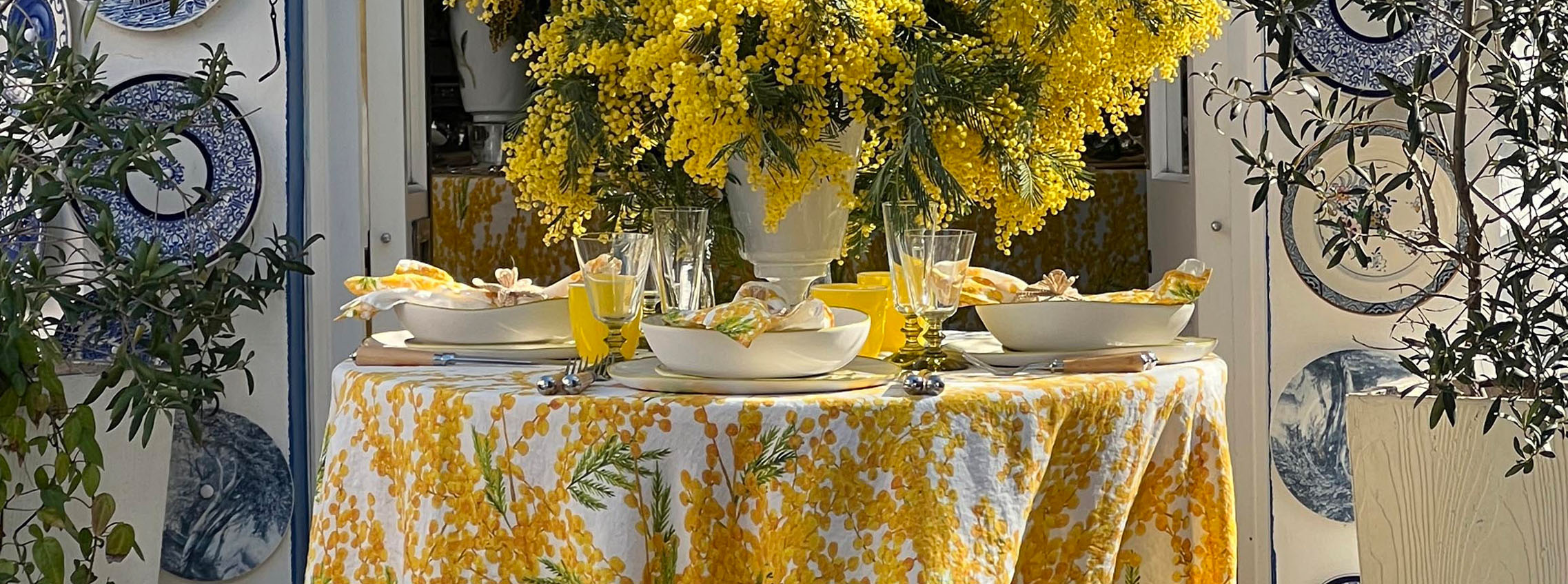 'Mimosa' Round Floral Outdoor Tablescape