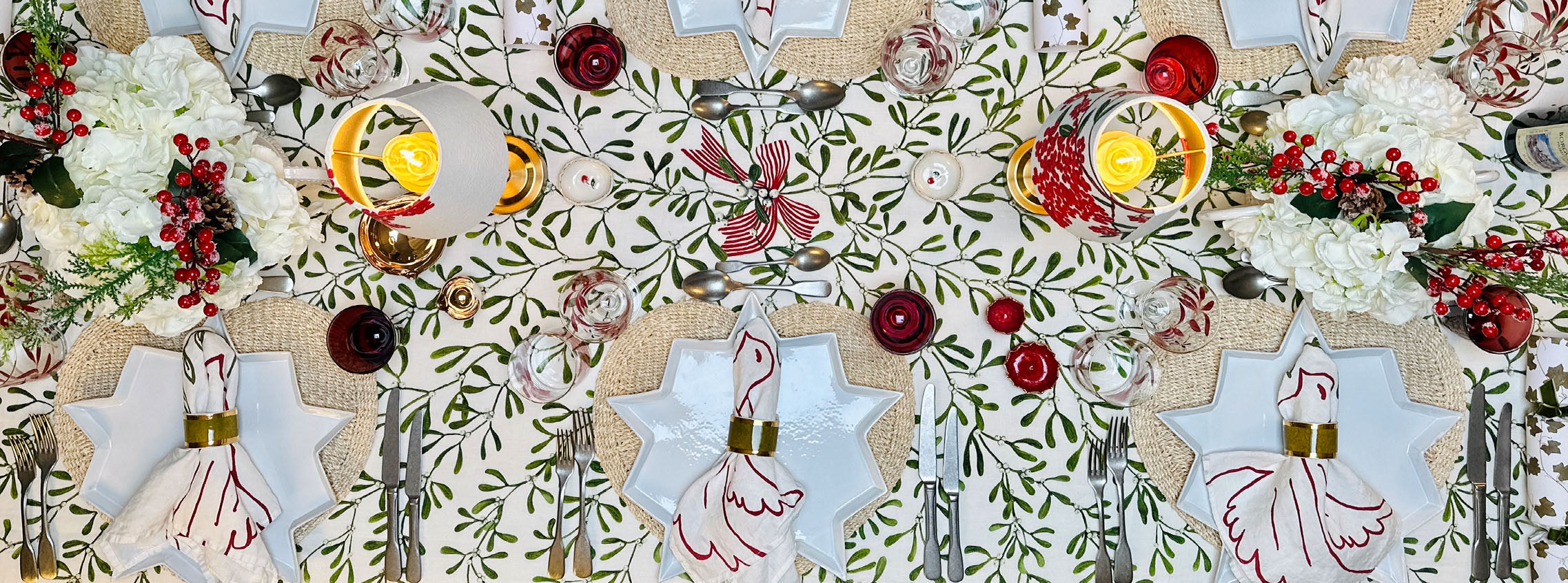 'Mistletoe Kiss' Cosy Festive Tablescape