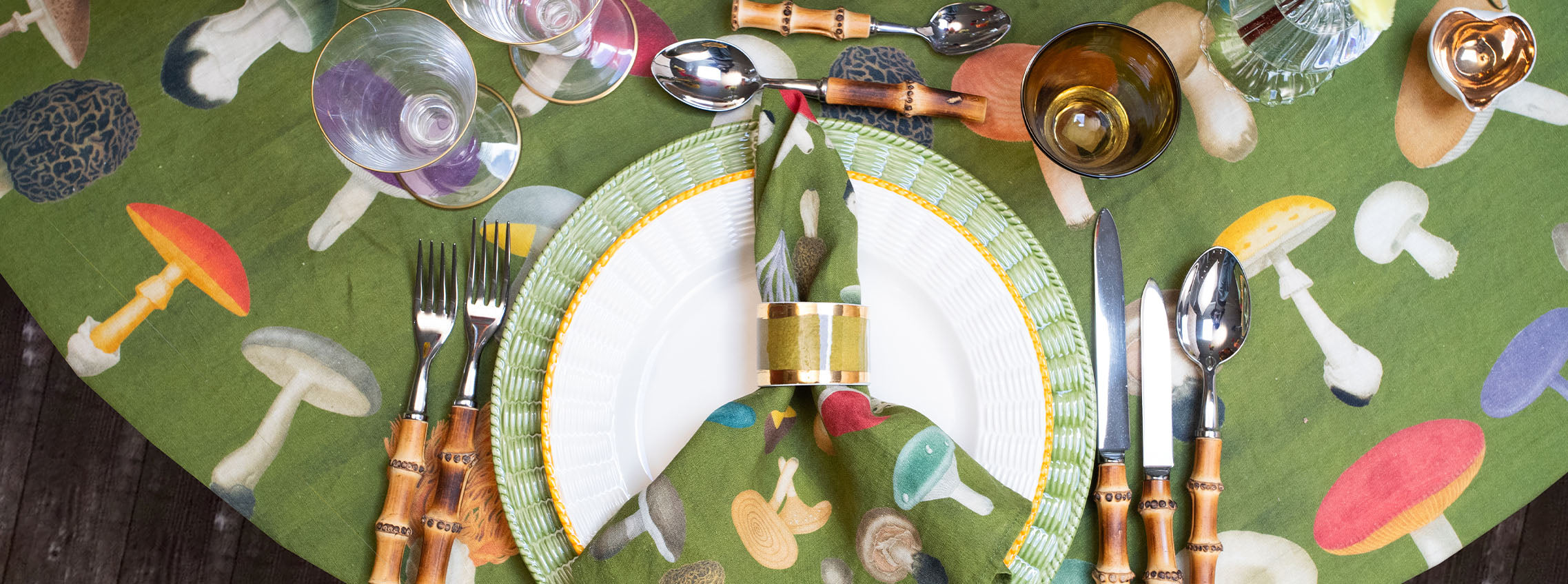 'Green Fungi' Round Rustic Tablescape