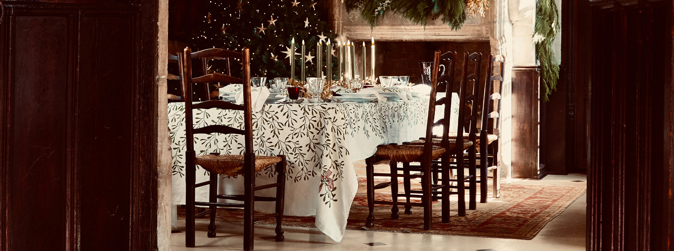 Mistletoe Kiss Tablescape