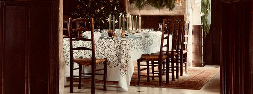 Mistletoe Kiss Tablescape