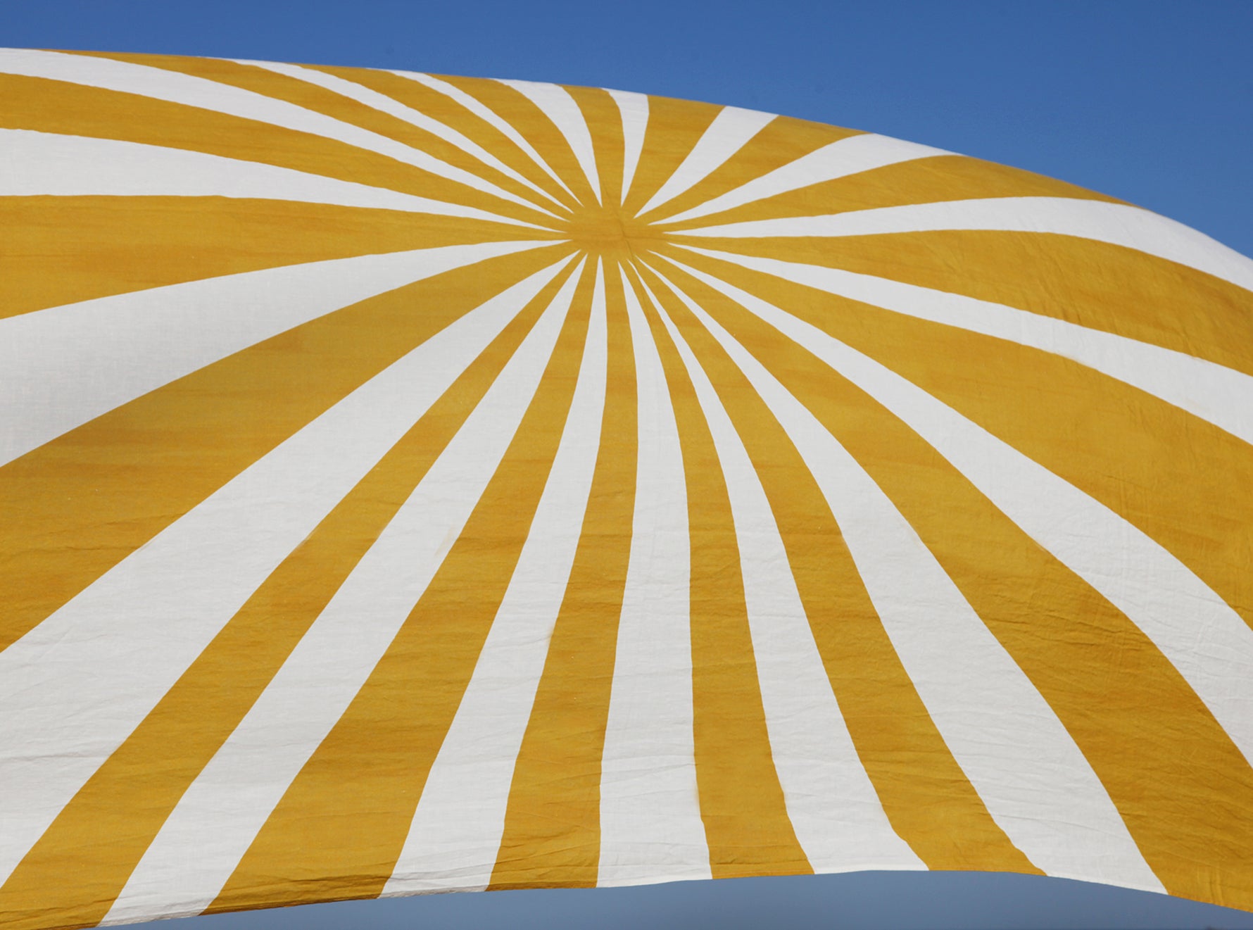 Le Cirque Linen Tablecloth in Yellow