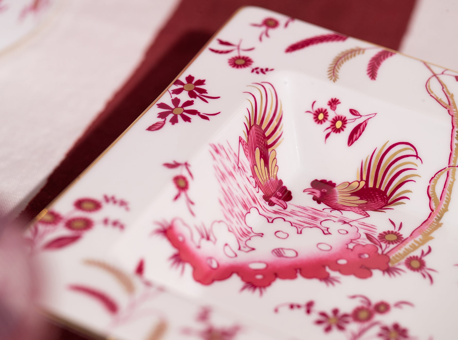 Ginori 1735 Oro di Doccia Magenta Rectangular Tray, 15 x 19cm