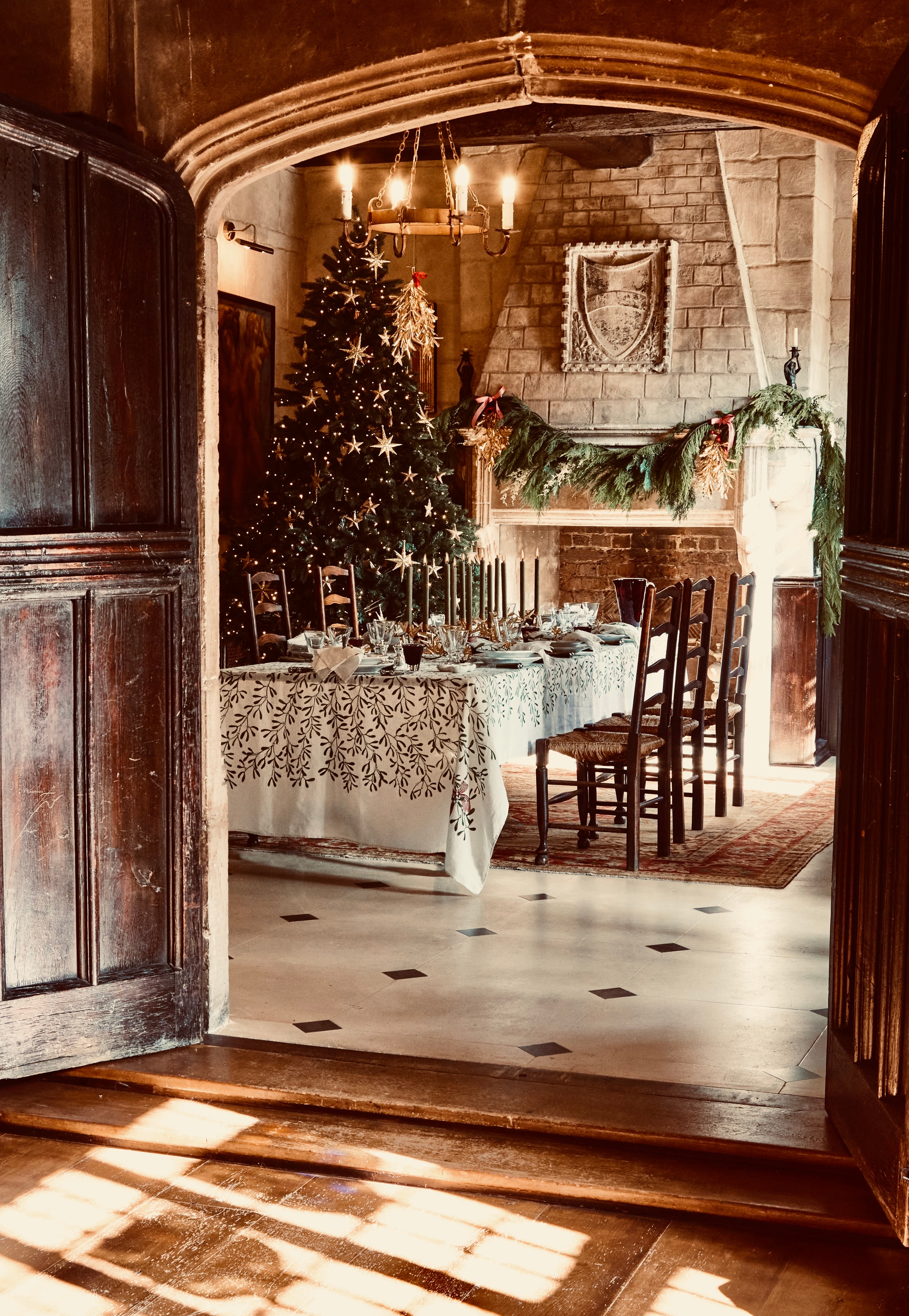 'Mistletoe Kiss' Linen Tablecloth