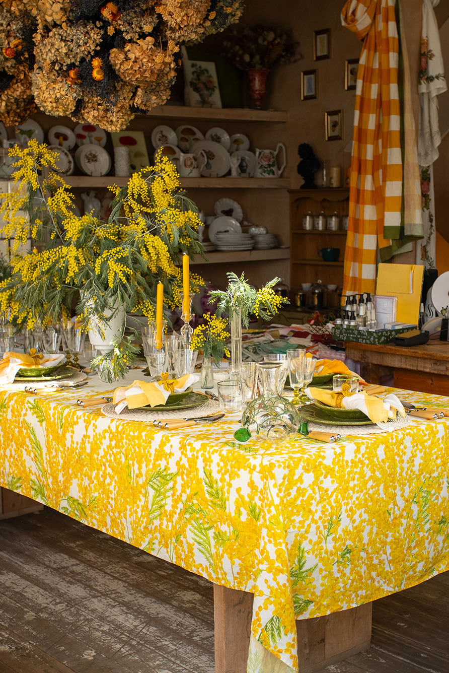 Abaca Woven Round Placemat in Black