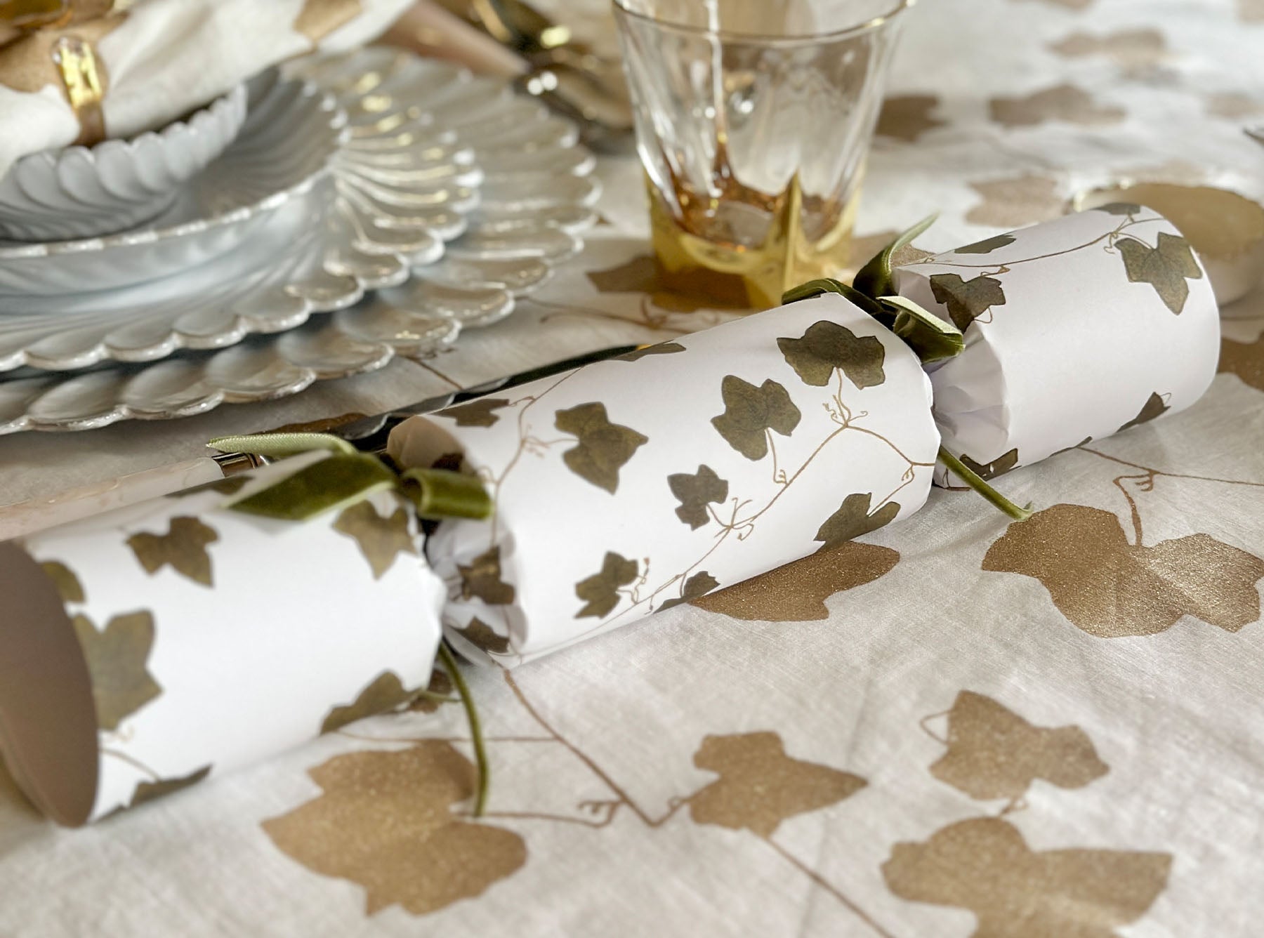 Christmas Crackers with 'Ivy' Print and Green Velvet Bows, Box of 6 (UK ONLY)