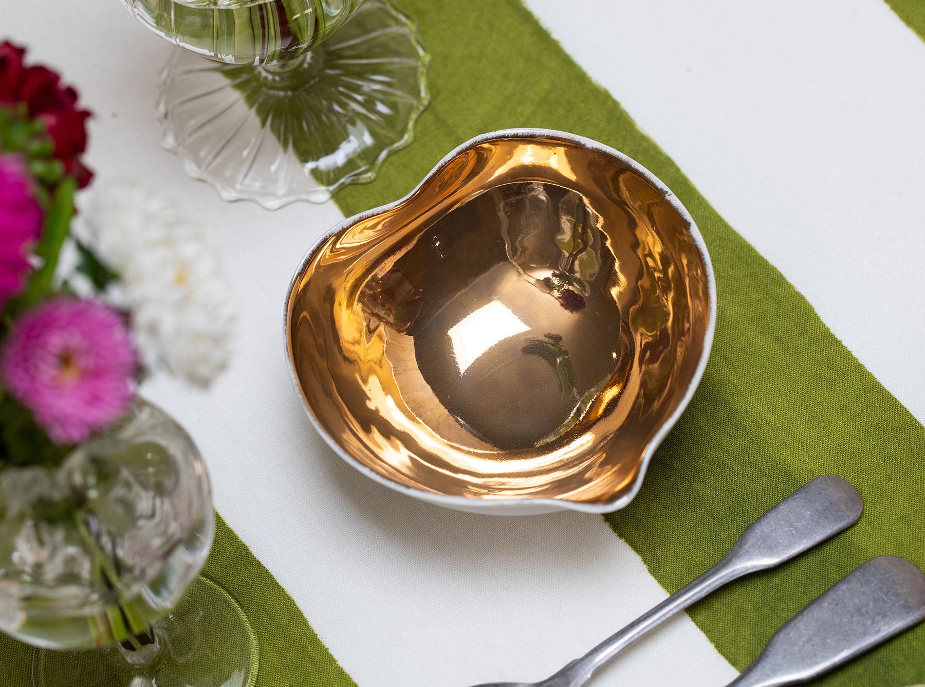 White Porcelain Heart Bowl Shine Gold, 11cm