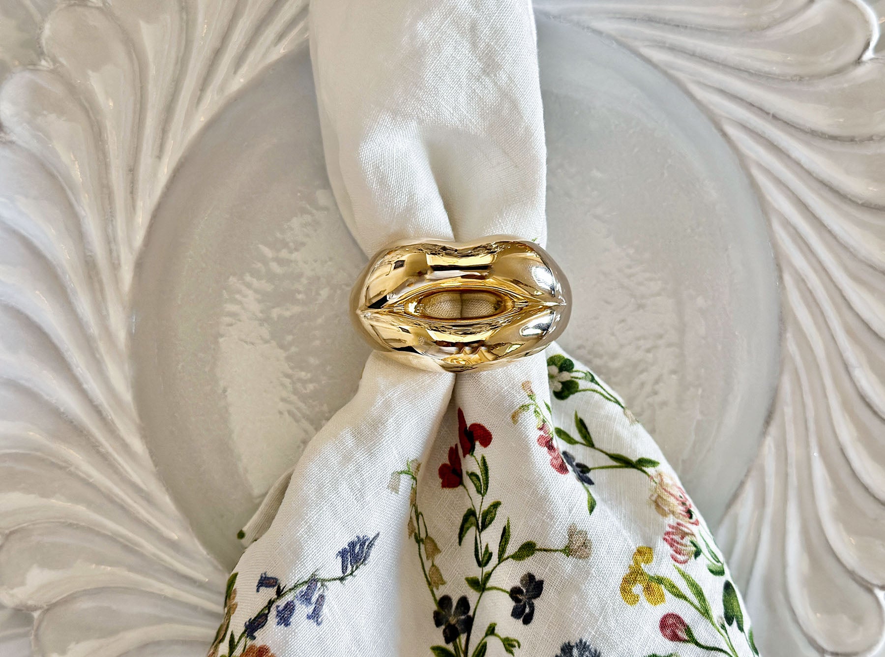 Hotlips Napkin Ring in Gold, 4cm