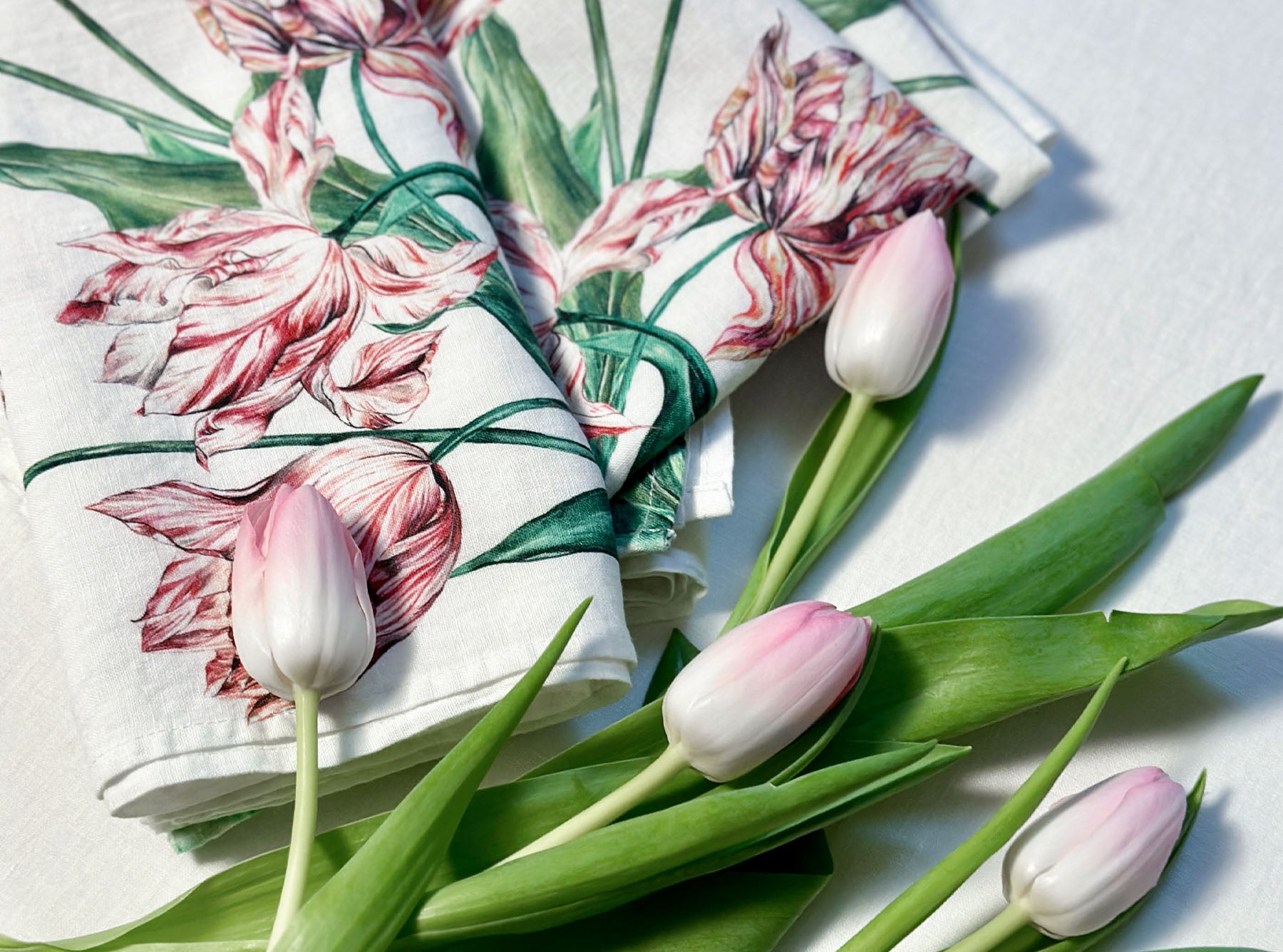 'Tulip' Linen Napkin in Red & Pink, 50x50cm