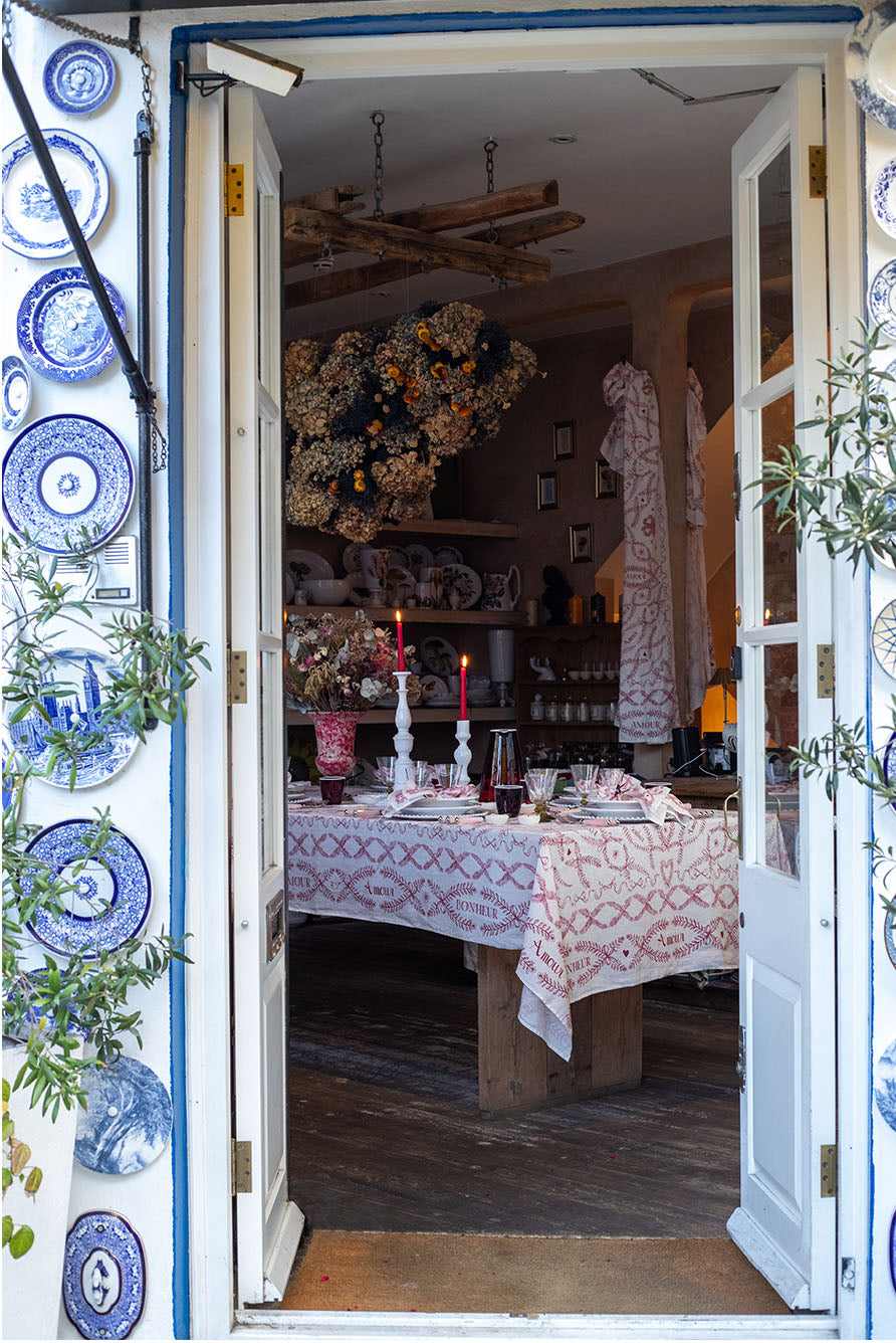 'Amour Bonheur' Linen Tablecloth