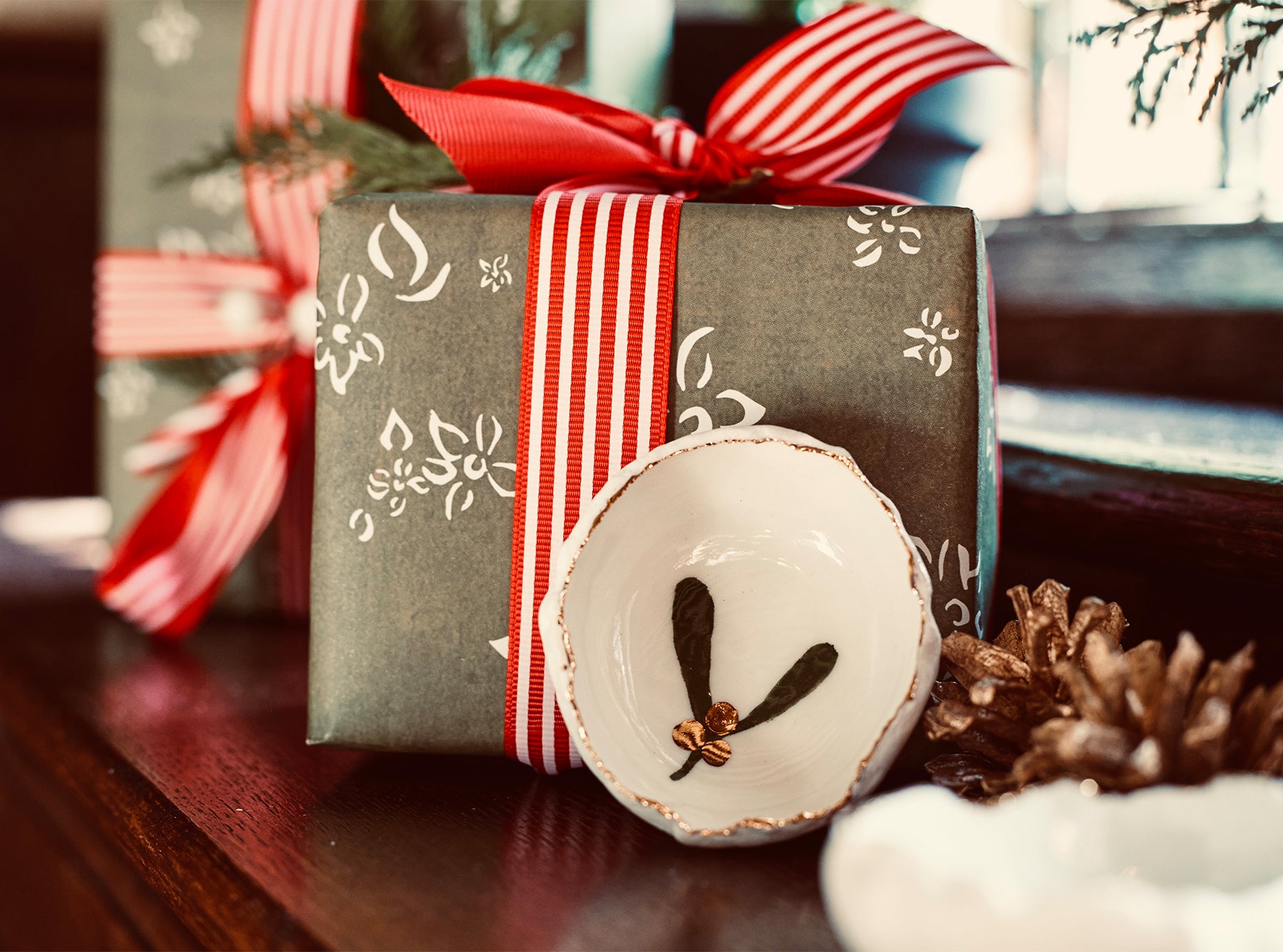 HB Jagged Bowl with Mistletoe, 7cm