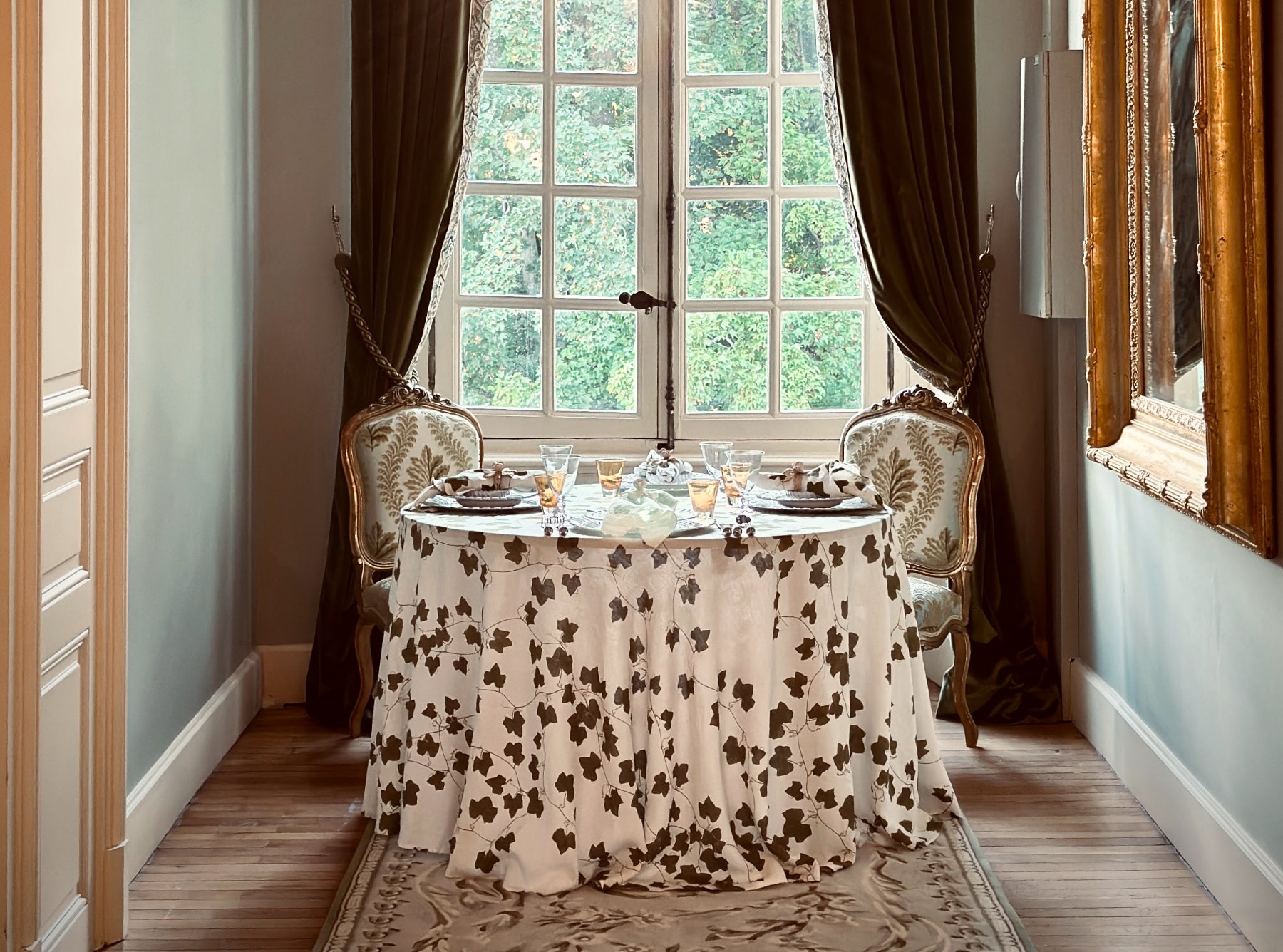 'Ivy' Round Linen Tablecloth, 260cm